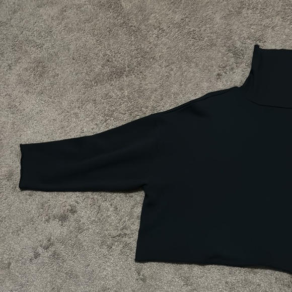 EUC American Eagle Oversized Cropped Raw Hem Sweatshirt-Sz XS-Turtleneck-Black - Picture 11 of 16